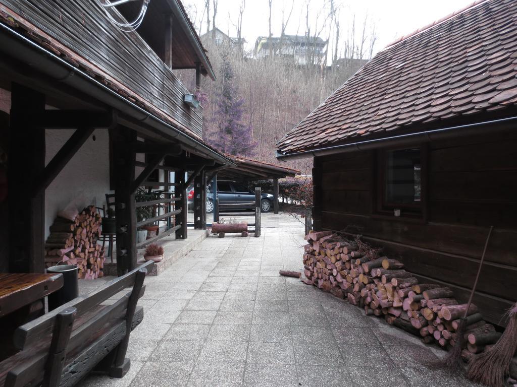 Hotel Gostisce Smuk à Križe Extérieur photo