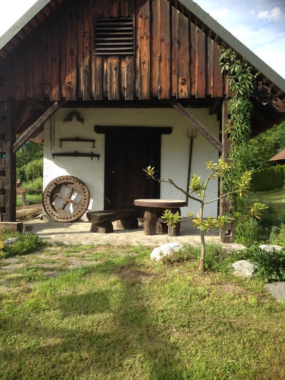 Hotel Gostisce Smuk à Križe Extérieur photo